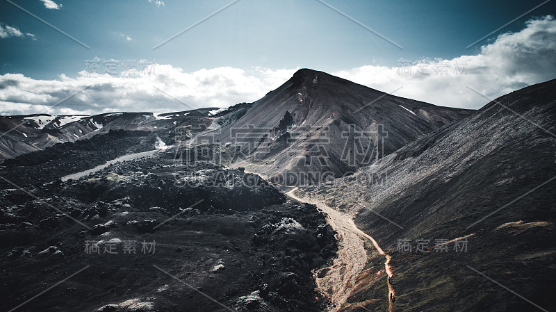 航空拍摄的山谷国家公园陆龟。平缓的山坡上是雪原和冰川。壮丽的冰岛在夏天