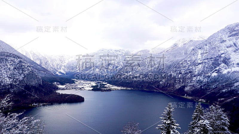 哈尔斯塔特冬季雪山景观徒步史诗般的山脉户外冒险和湖穿过高地山谷的松树林，通往哈尔斯塔特的老盐矿，奥地