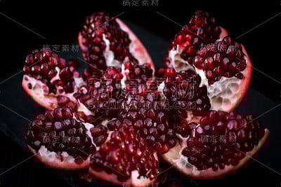 新鲜的石榴和种子上的黑色