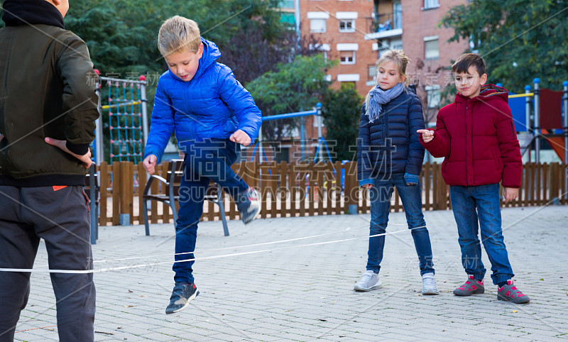 孩子们在院子里跳中国弹跳绳