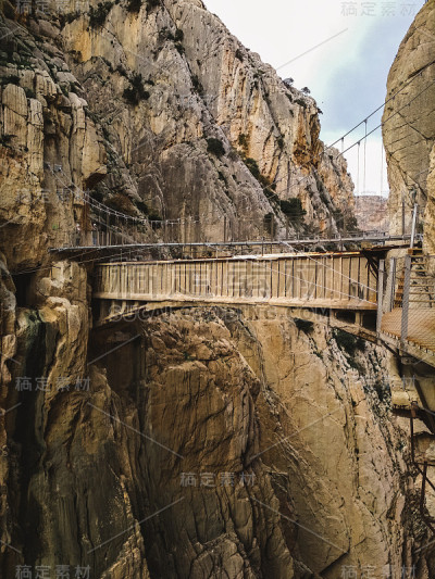 世界上最危险的小径之一“国王之路”(El Caminito del Rey)的广角人行道于2015年