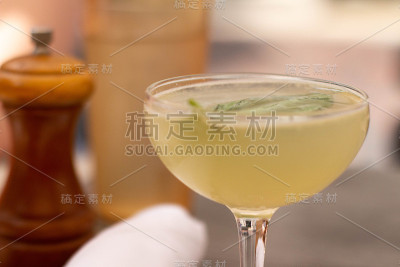 鸡尾酒在餐厅