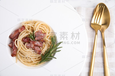 美味的卡尔博纳拉意面摆在桌上