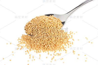 芥菜种子在勺子孤立白色