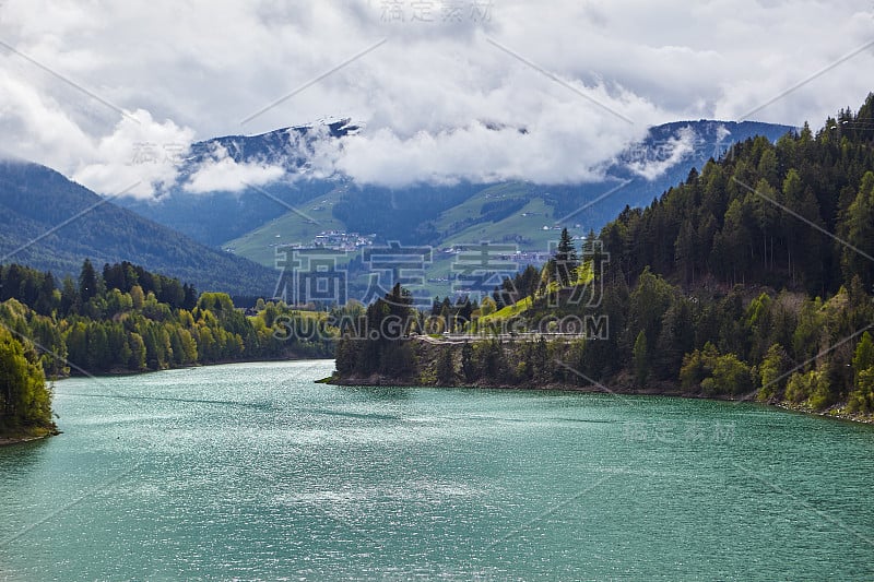 意大利阿尔卑斯山Dolomites的美丽山湖