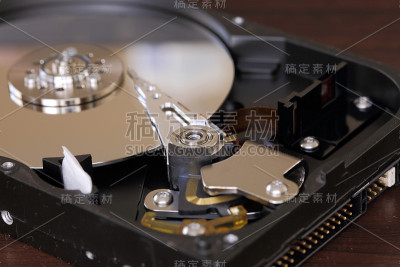 个人电脑(PC)硬盘中的磁盘和针的内部关闭。技术背景。