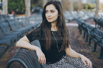 美丽的黑发女孩