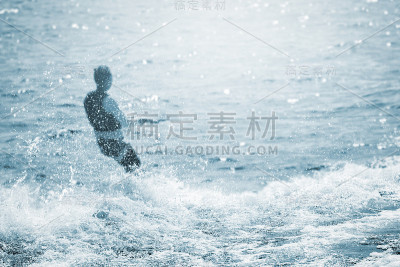 模糊的滑水背后尖锐的水波背景