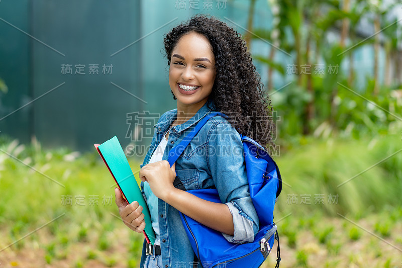 漂亮的巴西年轻学生，带着牙套