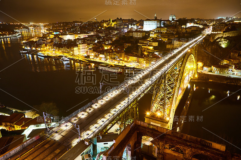 葡萄牙波尔图的城市夜景，多姆路易斯I桥和杜罗河