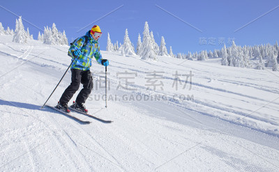 活跃的滑雪者在山上滑雪道上滑雪下山