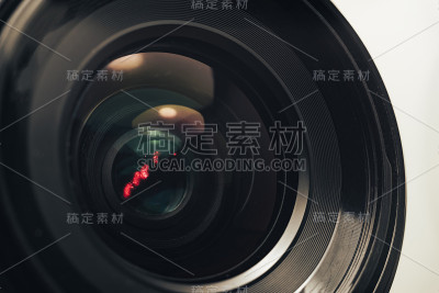 在一个灰色的背景上靠近美丽的相机镜头。