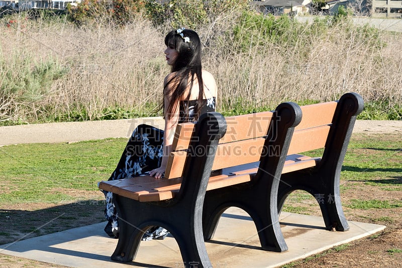 长凳上的女士