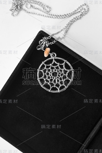 盒子里的项链