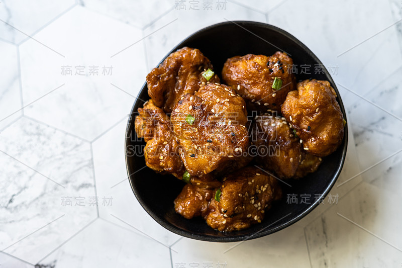 菜花天妇罗/摩洛哥风格油炸小花。健康有机素食或素食食品与芝麻。