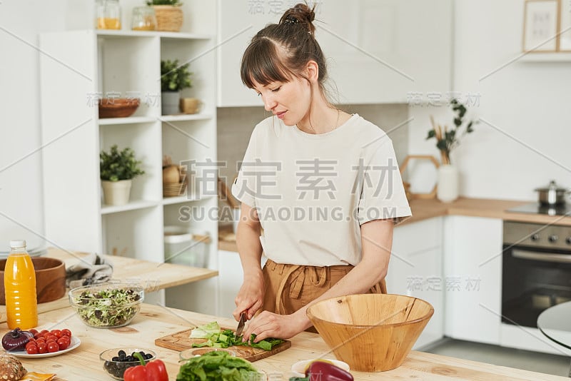 在厨房里做晚饭的女人