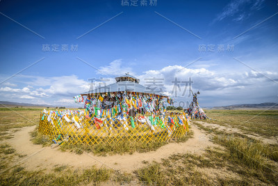 凉亭上挂着彩旗