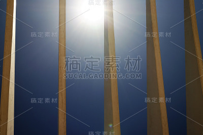 阳光透过桥