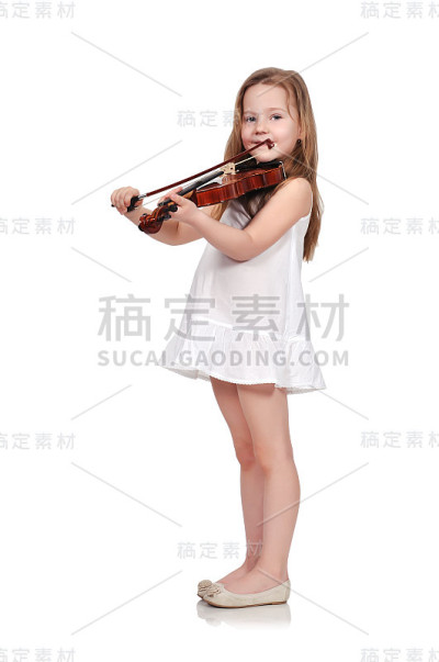 拉小提琴的小女孩
