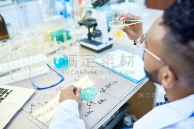在实验室工作的青年科学家