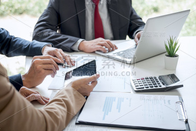 商务团队会议主持，秘书在会议讨论中向专业投资者汇报新的财务项目方案