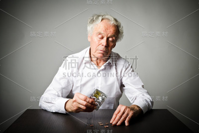 一个老人要吃一些药。