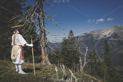 欧洲修根道和尚徒步旅行在奥地利山脉，奥地利，Ötscher