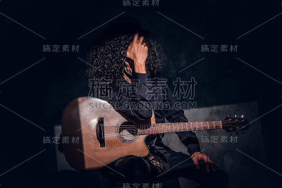 天才歌手的肖像与他的吉他