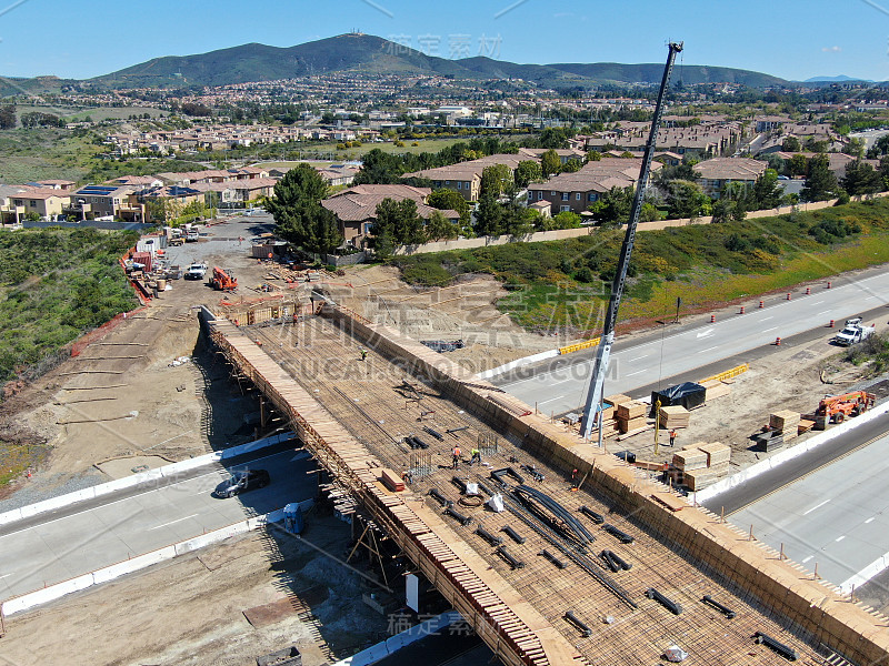 桥梁建设跨越公路鸟瞰图