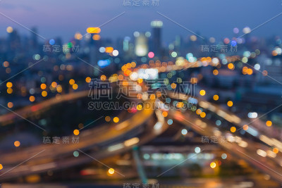 模糊的散景灯光在城市道路交叉路口