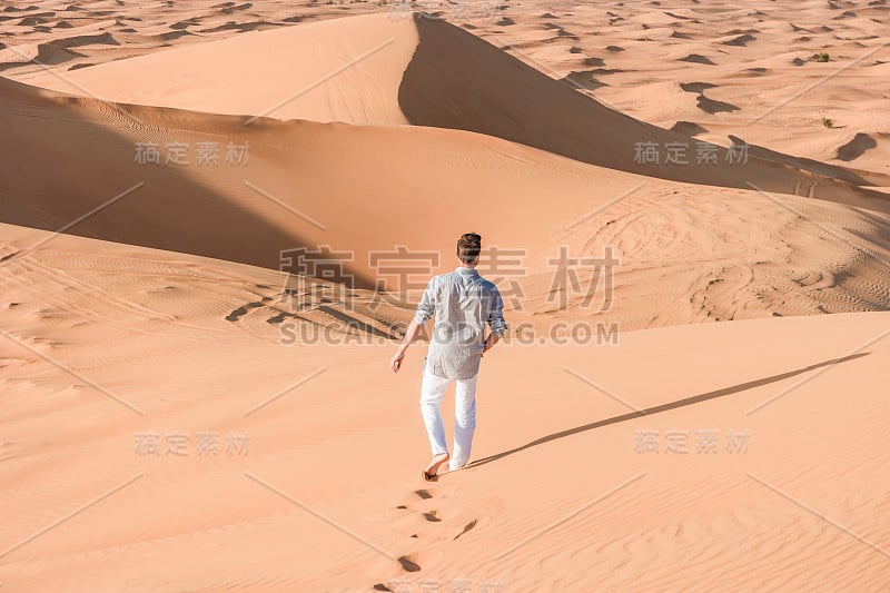 迪拜沙漠沙丘，夫妇在迪拜沙漠狩猎，阿拉伯联合酋长国，男子在迪拜度假