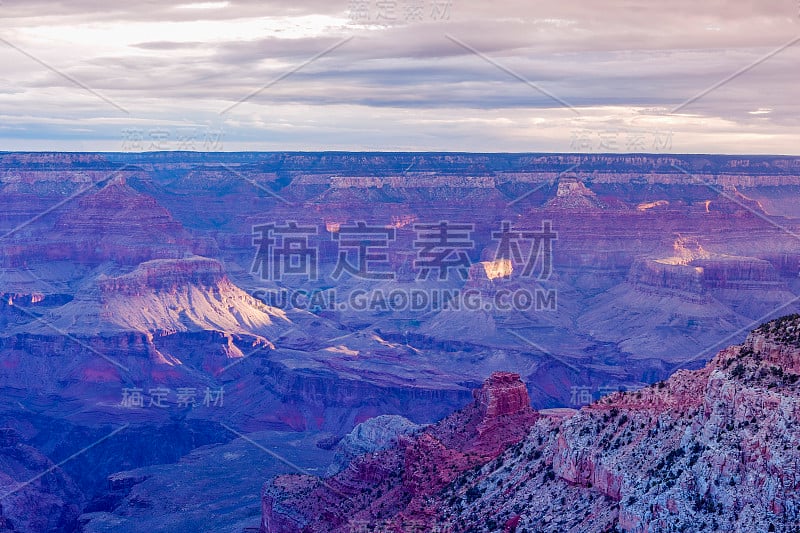 清晨日出时分在不可思议的大峡谷