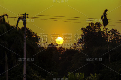 电线杆与剪影日落天空