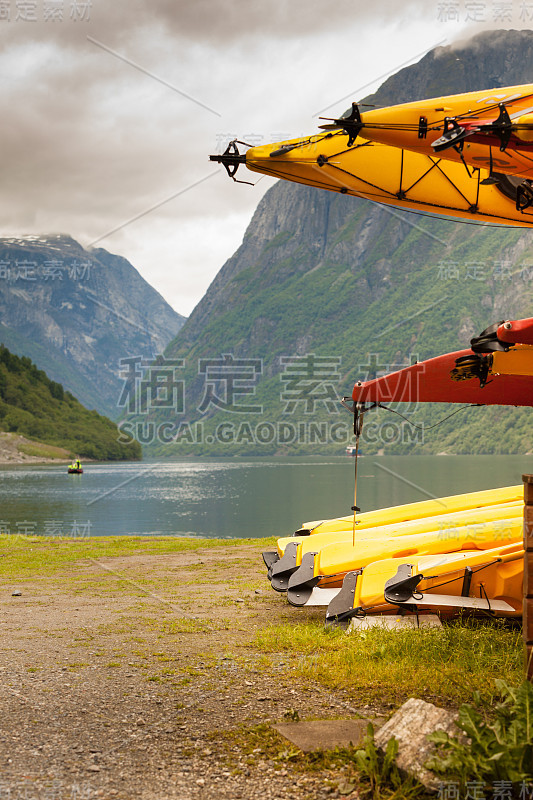 挪威峡湾沿岸有许多独木舟