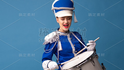 鼓手身着蓝色制服敲着鼓，表演节目和庆祝活动。