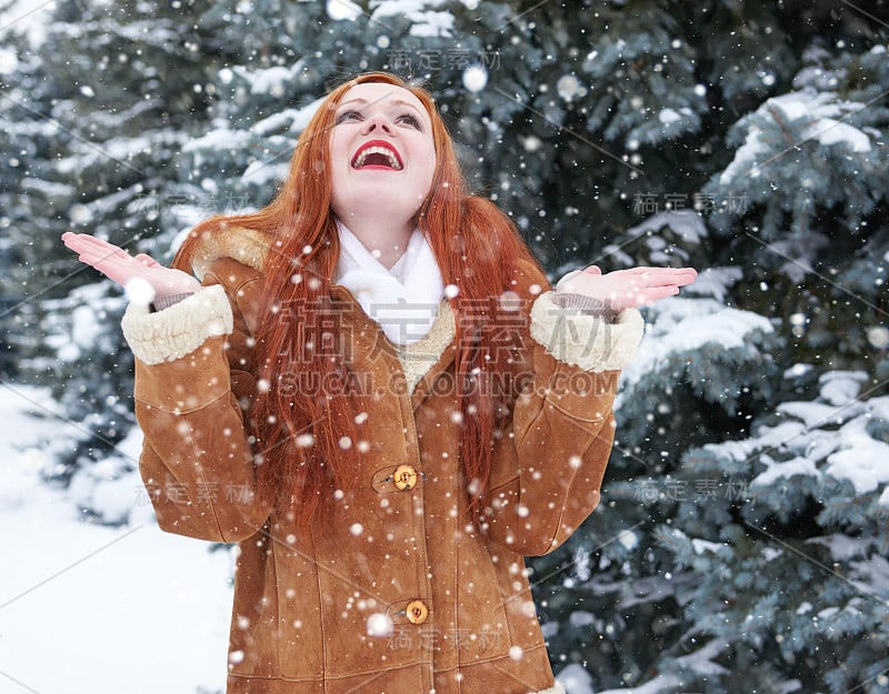 冬天女人欢喜，抬头看雪，户外写真