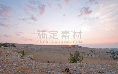 日出在普赖尔山在怀俄明州蒙大拿州线-美国
