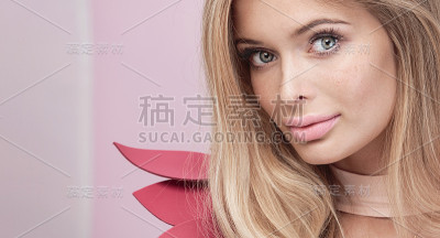 美女肖像的金发自然女人。