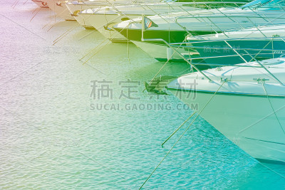 港口里的海船的船头
