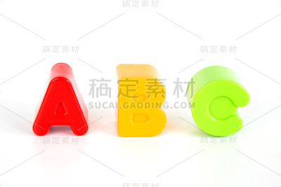 白色背景上的字母玩具