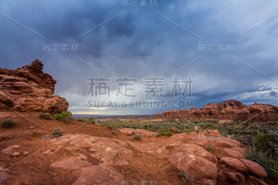 在犹他州的沙漠，拱门国家公园，戏剧性的暴风雨云和降雨，在秋天
