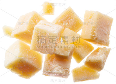 帕尔玛干酪块孤立在白色背景上。