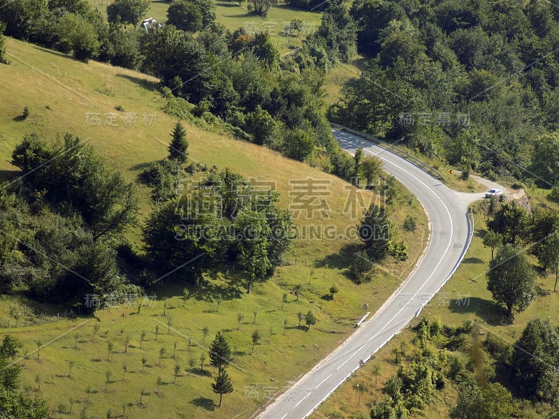 高速公路穿过田园诗般的乡村