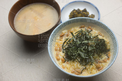 传统的日本早餐。照相吗?谁说