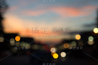 黄昏时分城市大街上的交通和城市灯光散焦。