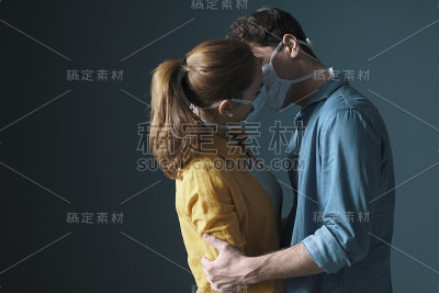 年轻的情侣戴着面具