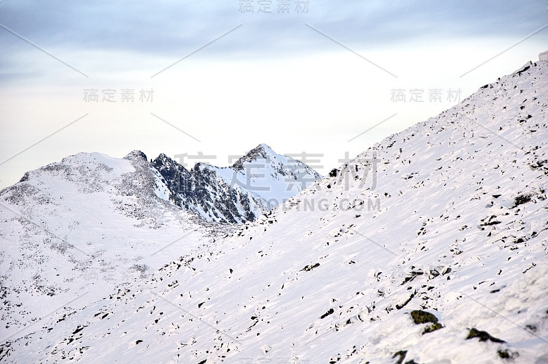 徒步登山。积雪盖顶的山脉。