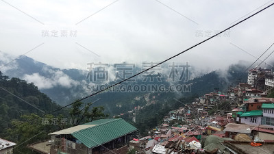 令人惊叹的景色，精彩的山区拍摄后降雨