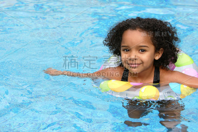 孩子游泳