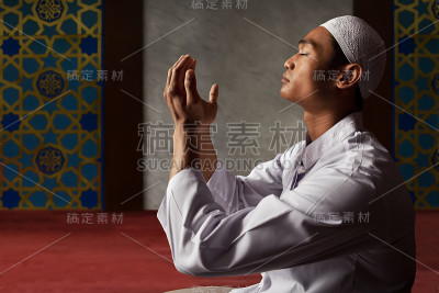 亚洲穆斯林男子在清真寺祈祷